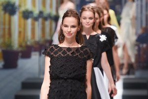 ユキ トリヰ インターナショナル 17年春夏コレクション - 動きが生み出すエレガンス