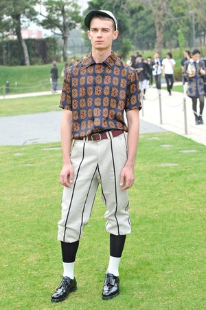 クラシックなベースボールスタイルを芝生の上で楽しむ - soe(ソーイ) 2012年春夏コレクション｜写真15