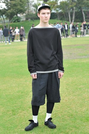 クラシックなベースボールスタイルを芝生の上で楽しむ - soe(ソーイ) 2012年春夏コレクション｜写真20