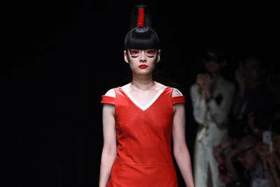 オフショルダー｜レオナード・ウォン 17年春夏コレクション - 真実を問うモノクロ世界、AyaBambiも登場