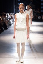 抜け殻が作り出す新しい身体と服の関係性 - アンリアレイジ(ANREALAGE) 春夏コレクション｜写真1