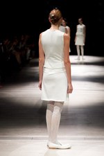 抜け殻が作り出す新しい身体と服の関係性 - アンリアレイジ(ANREALAGE) 春夏コレクション｜写真2