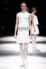 抜け殻が作り出す新しい身体と服の関係性 - アンリアレイジ(ANREALAGE) 春夏コレクション｜写真4