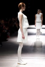 抜け殻が作り出す新しい身体と服の関係性 - アンリアレイジ(ANREALAGE) 春夏コレクション｜写真4