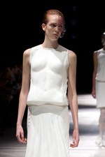 抜け殻が作り出す新しい身体と服の関係性 - アンリアレイジ(ANREALAGE) 春夏コレクション｜写真5