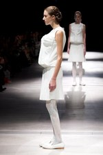 抜け殻が作り出す新しい身体と服の関係性 - アンリアレイジ(ANREALAGE) 春夏コレクション｜写真7