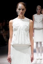 抜け殻が作り出す新しい身体と服の関係性 - アンリアレイジ(ANREALAGE) 春夏コレクション｜写真8