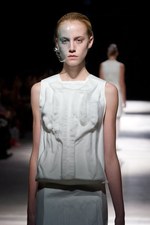 抜け殻が作り出す新しい身体と服の関係性 - アンリアレイジ(ANREALAGE) 春夏コレクション｜写真12