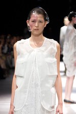 抜け殻が作り出す新しい身体と服の関係性 - アンリアレイジ(ANREALAGE) 春夏コレクション｜写真17