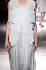 抜け殻が作り出す新しい身体と服の関係性 - アンリアレイジ(ANREALAGE) 春夏コレクション｜写真18