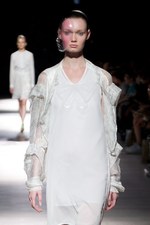 抜け殻が作り出す新しい身体と服の関係性 - アンリアレイジ(ANREALAGE) 春夏コレクション｜写真20