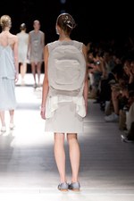 抜け殻が作り出す新しい身体と服の関係性 - アンリアレイジ(ANREALAGE) 春夏コレクション｜写真24