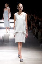 抜け殻が作り出す新しい身体と服の関係性 - アンリアレイジ(ANREALAGE) 春夏コレクション｜写真25