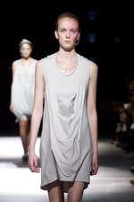 抜け殻が作り出す新しい身体と服の関係性 - アンリアレイジ(ANREALAGE) 春夏コレクション｜写真26