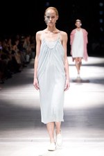 抜け殻が作り出す新しい身体と服の関係性 - アンリアレイジ(ANREALAGE) 春夏コレクション｜写真29