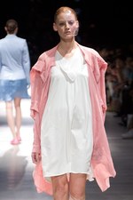 抜け殻が作り出す新しい身体と服の関係性 - アンリアレイジ(ANREALAGE) 春夏コレクション｜写真31