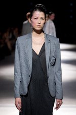 抜け殻が作り出す新しい身体と服の関係性 - アンリアレイジ(ANREALAGE) 春夏コレクション｜写真34