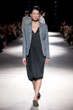 抜け殻が作り出す新しい身体と服の関係性 - アンリアレイジ(ANREALAGE) 春夏コレクション｜写真34