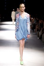 抜け殻が作り出す新しい身体と服の関係性 - アンリアレイジ(ANREALAGE) 春夏コレクション｜写真37