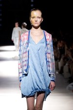 抜け殻が作り出す新しい身体と服の関係性 - アンリアレイジ(ANREALAGE) 春夏コレクション｜写真38