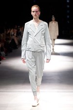 抜け殻が作り出す新しい身体と服の関係性 - アンリアレイジ(ANREALAGE) 春夏コレクション｜写真40