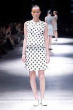 抜け殻が作り出す新しい身体と服の関係性 - アンリアレイジ(ANREALAGE) 春夏コレクション｜写真48