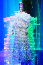 ユイマナカザト(YUIMA NAKAZATO) 近未来のオートクチュール｜写真1