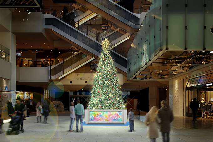 横浜MARK IS みなとみらいでクリスマス - 巨大なツリーと映像のコラボ、青い光に包まれた公園｜写真1