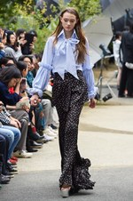 アキコアオキ 2017年春夏コレクション - 美の根源は対比的シルエット｜写真1