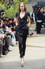 アキコアオキ 2017年春夏コレクション - 美の根源は対比的シルエット｜写真2