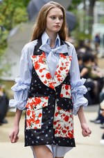 アキコアオキ 2017年春夏コレクション - 美の根源は対比的シルエット｜写真4