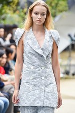 アキコアオキ 2017年春夏コレクション - 美の根源は対比的シルエット｜写真8