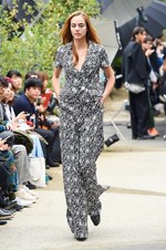 アキコアオキ 2017年春夏コレクション - 美の根源は対比的シルエット｜写真9