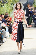 アキコアオキ 2017年春夏コレクション - 美の根源は対比的シルエット｜写真10