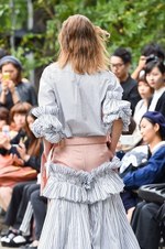 アキコアオキ 2017年春夏コレクション - 美の根源は対比的シルエット｜写真16