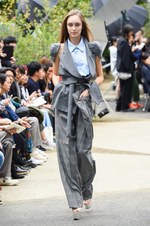 アキコアオキ 2017年春夏コレクション - 美の根源は対比的シルエット｜写真17