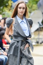 アキコアオキ 2017年春夏コレクション - 美の根源は対比的シルエット｜写真18