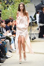 アキコアオキ 2017年春夏コレクション - 美の根源は対比的シルエット｜写真19