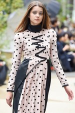 アキコアオキ 2017年春夏コレクション - 美の根源は対比的シルエット｜写真24