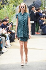 アキコアオキ 2017年春夏コレクション - 美の根源は対比的シルエット｜写真27