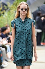 アキコアオキ 2017年春夏コレクション - 美の根源は対比的シルエット｜写真28