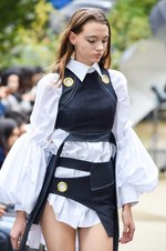 アキコアオキ 2017年春夏コレクション - 美の根源は対比的シルエット｜写真30