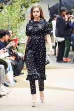 アキコアオキ 2017年春夏コレクション - 美の根源は対比的シルエット｜写真35