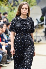 アキコアオキ 2017年春夏コレクション - 美の根源は対比的シルエット｜写真36