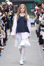 ケイスケヨシダ 2017年春夏コレクション - メンズ服のディテールをフェミニンに昇華｜写真1