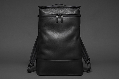 トモエより黒で統一したレザーバックパック - サイドベルトで自由にフォルムを調整