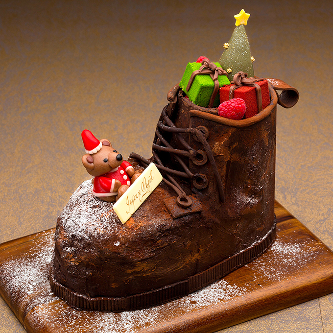 横浜ベイホテル東急のクリスマス、プレゼントがいっぱい詰まったブーツ型ケーキ｜写真2