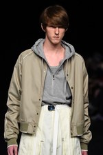 ネーム 2017年春夏コレクション - ノスタルジーに色彩を乗せて、自由な若者の柔らかな着こなし｜写真21