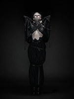 アリスアウアア 2017年春夏コレクション - 無機質で生々しい息吹きを、漆黒の世界で｜写真8