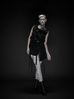 アリスアウアア 2017年春夏コレクション - 無機質で生々しい息吹きを、漆黒の世界で｜写真11